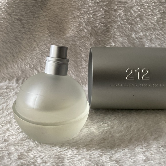 212 by Carolina Herrera (100ml) - Picture 3 of 5